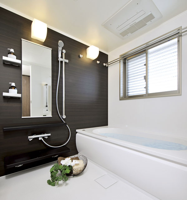 Bathing-wash room.  [Bathroom] Such as handrails to support the low-floor type of bathtub and rising, Adopt a friendly barrier-free design to people. Advanced equipment, such as hot water is less likely to cool Samobasu we be mounted (1-K type model room)