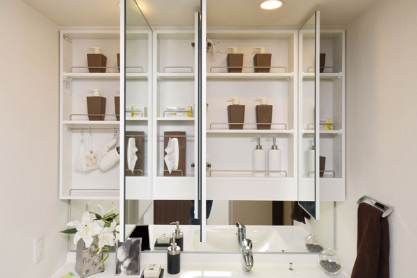 Bathing-wash room.  [Kagamiura storage] Kagamiura storage that can organize your cosmetics and accessories functionally have been installed (same specifications)