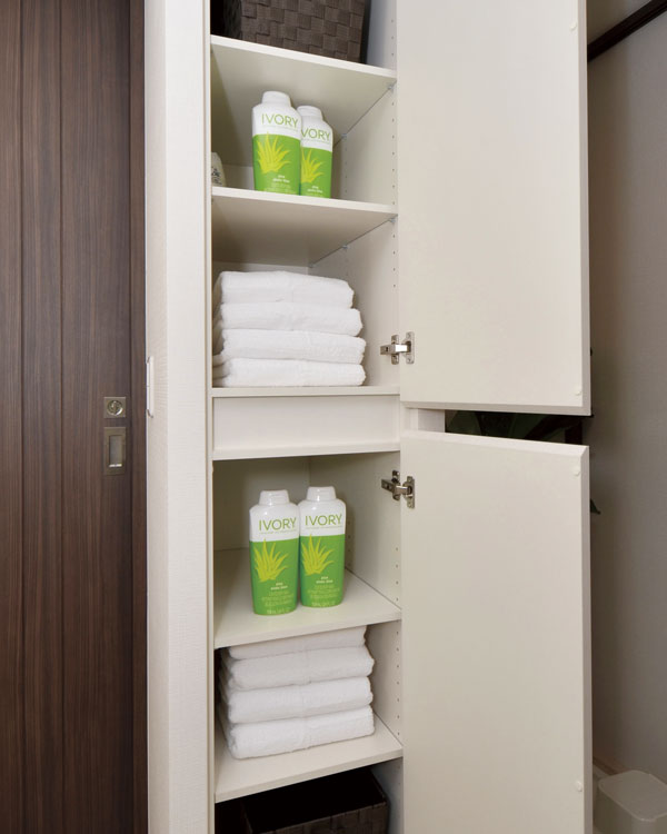 Bathing-wash room.  [Linen cabinet] To wash room, Linen cabinet that such a can store plenty detergent and bath towels have been installed (same specifications)