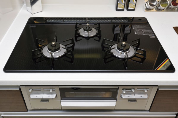 Kitchen.  [Glass top 3-burner stove] Beautiful appearance, Easy to clean. At the same time Konasemasu multiple dishes (same specifications)