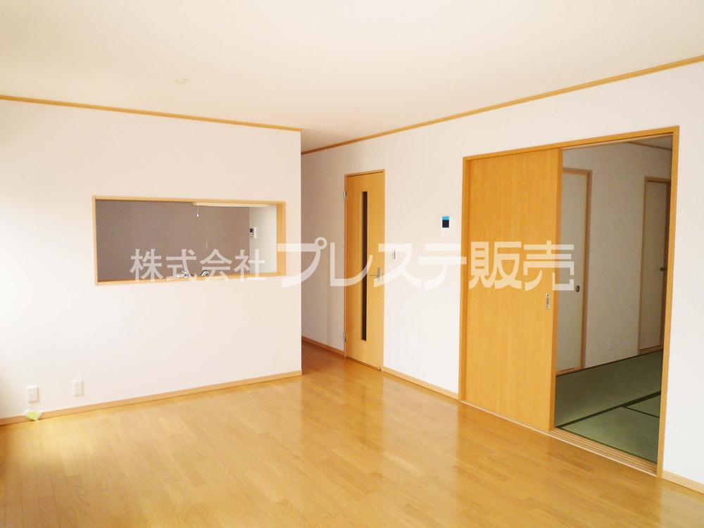 Same specifications photos (living). Because it is a living of all sections facing south, Good per yang