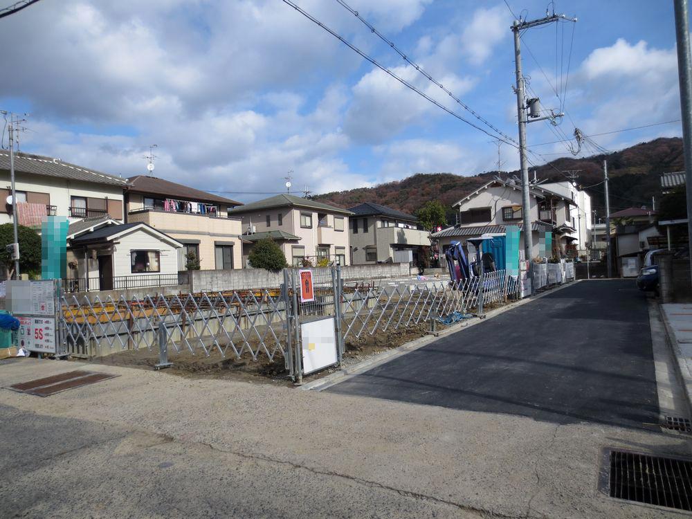 Local photos, including front road.  ■ Is a 3-minute walk to the convenient station to commute ■ 