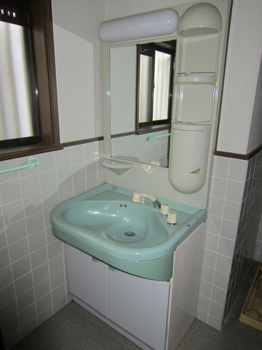 Wash basin, toilet. Shelf with vanity. Indoor (September 2013) Shooting