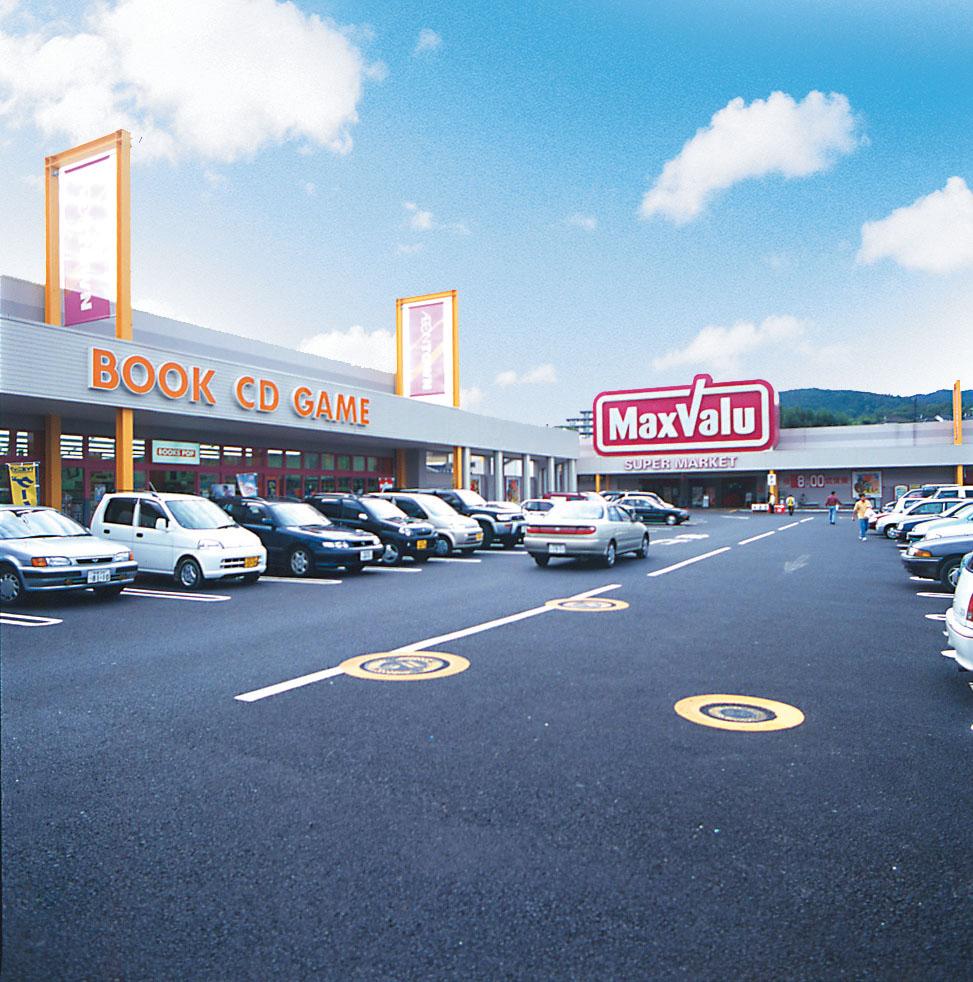 Shopping centre. Max ・ Value Daiso ・ Beauty salon, Ion Town commercial facilities and fulfilling
