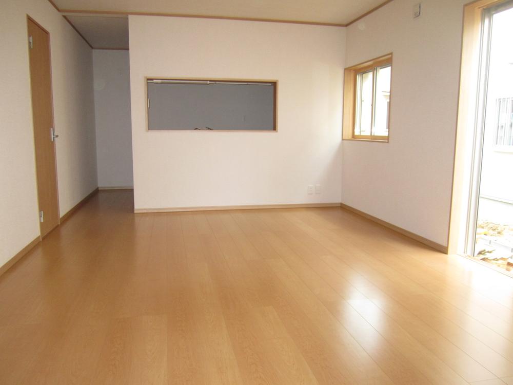 Living. 16 Pledge of spacious living. It is a bright room because there is a garden space on the south side