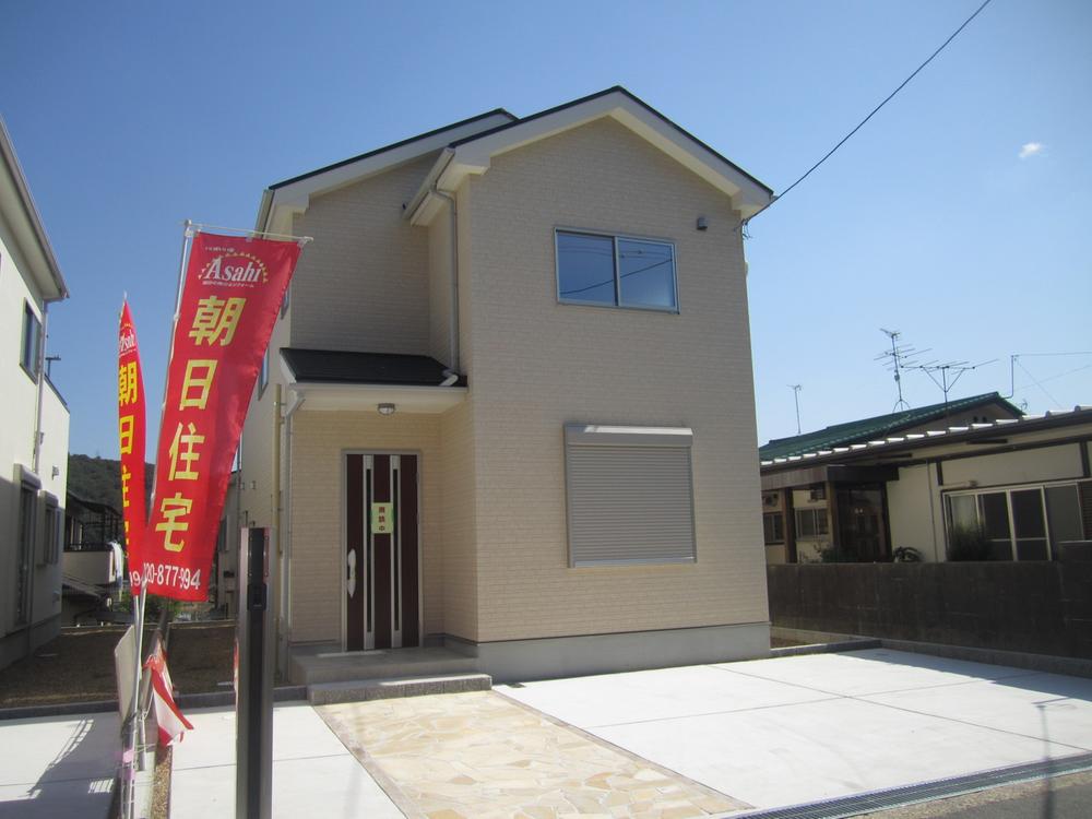 Local appearance photo. Local 3 is a photograph of the Building