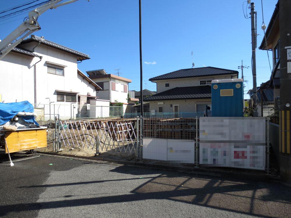 Local photos, including front road. ■ Quiet streets ■