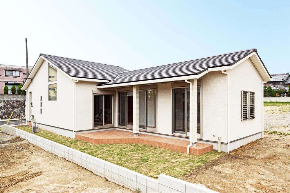 Model house photo. View nice location to maximizing, Bungalow plan with a wide terrace. While admiring the lights of the houses sparkling under eyes in the summer, Why not enjoy the barbecue? 