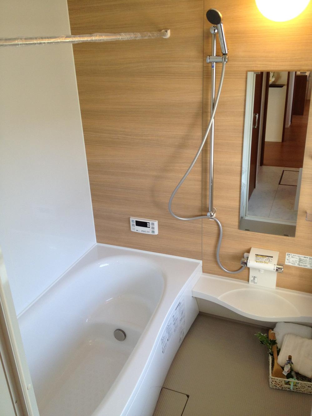 Bathroom. The spacious bathroom is spacious also entered in the parent and child. Leisurely will heal the fatigue of the day (August 2013 shooting)