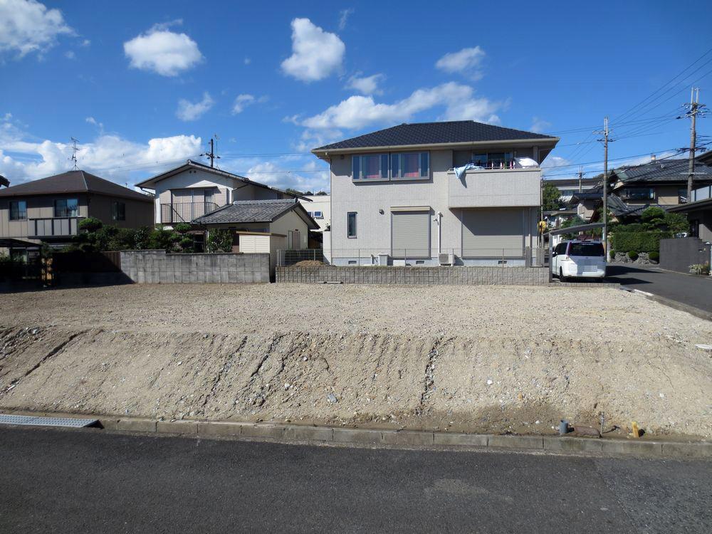 Local photos, including front road.  ■ It is a quiet residential area ■ 