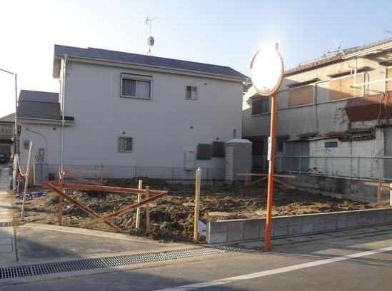 Local appearance photo. Day is good in the corner lot