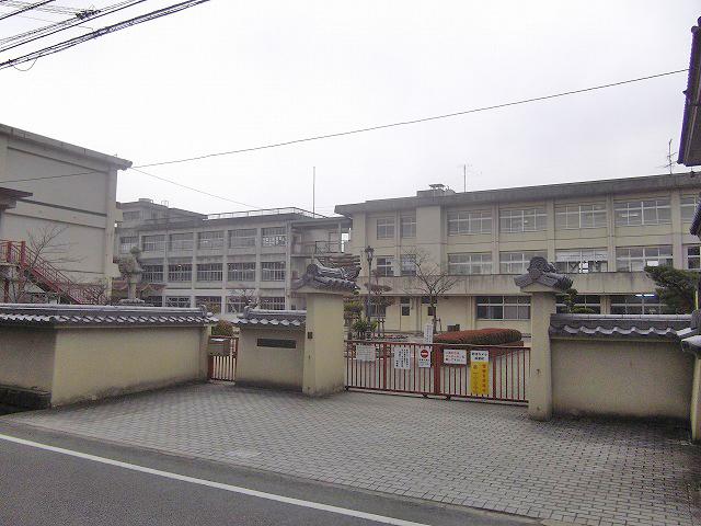 Primary school. Municipal Ikaruga until elementary school 1500m