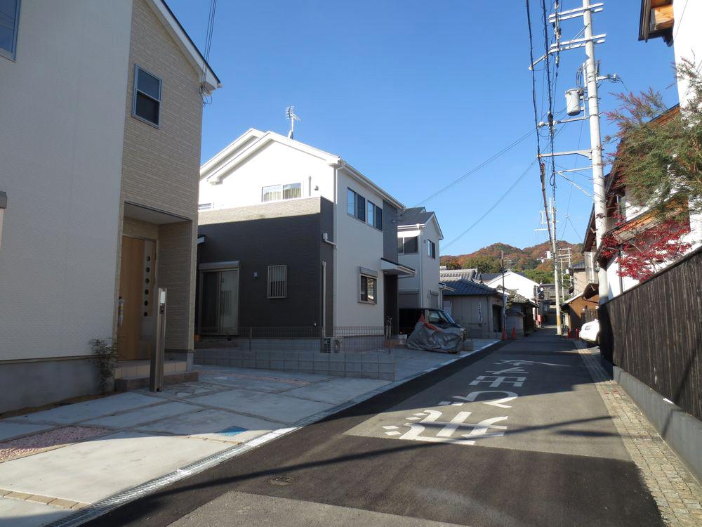Local photos, including front road.  ■ It is immediately adjacent to the happy super mom ■ 