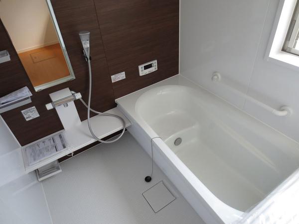 Bathroom.  ■ Bathtub size 1 pyeong size ・ Automatic hot water beam ・ Add-fired with function ・ With bathroom heating dryer (No. 3 land bathroom) ■ 