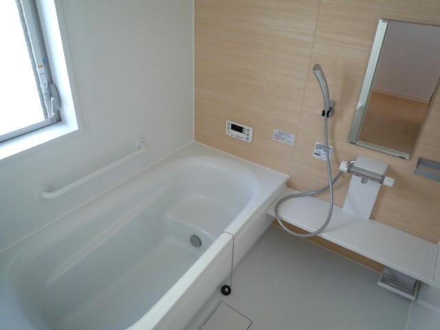 Bathroom. Insulation bathtub ・ Size 1 tsubo size ・ Automatic hot water beam ・ Add-fired with function ・ Bathroom with heating dryer