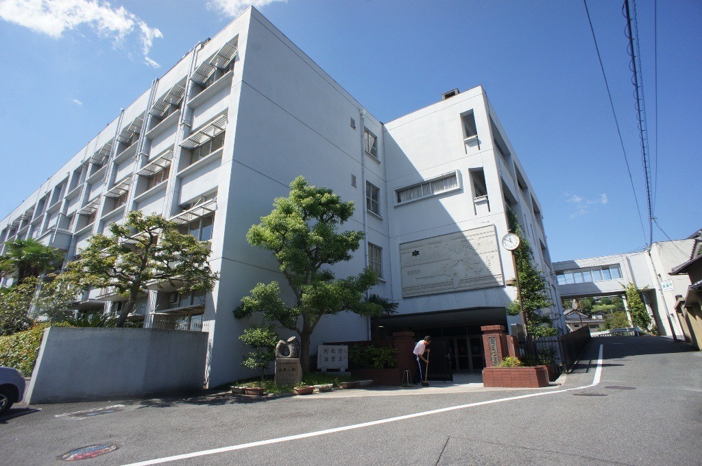 Junior high school. Misato Municipal Misato junior high school (junior high school) up to 1205m