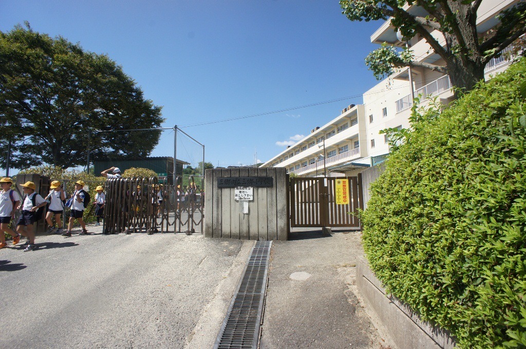 Primary school. 1410m to Misato Municipal Misato elementary school (elementary school)