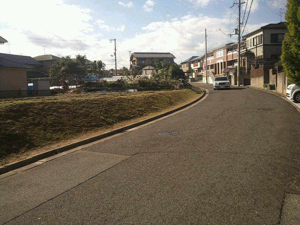 Local photos, including front road. local ・ Front road width 6m (11 May 2013) Shooting