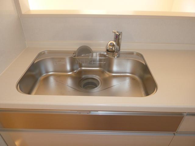 Kitchen. Wide sink ・ With water purification function