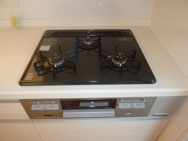 Kitchen. 3-burner stove with grill