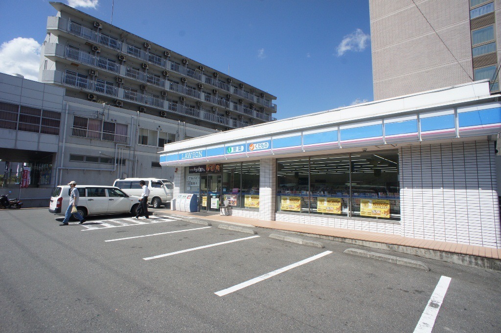 Convenience store. Lawson JR Misato Station store up (convenience store) 386m