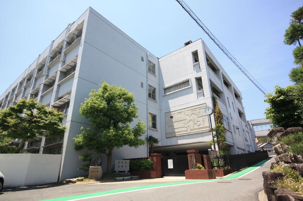 Junior high school. Misato 2002m walk about 25 minutes until junior high school