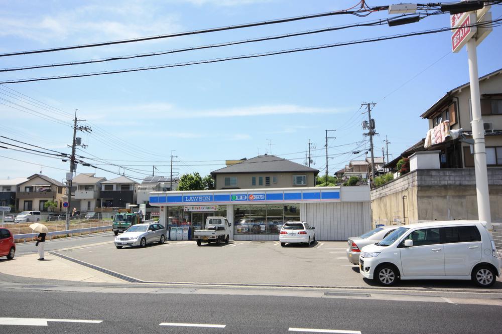 Convenience store. Lawson Ikaruga Tatsuta 496m walk to the west shop About 6 minutes
