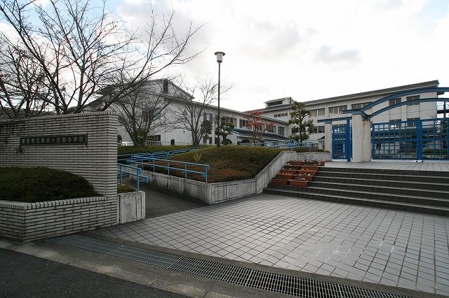 Primary school. From 1400m Station redevelopment area until Mami months hill Nishi Elementary School, Peace of mind because school path through the Mamikeoka New Town. 