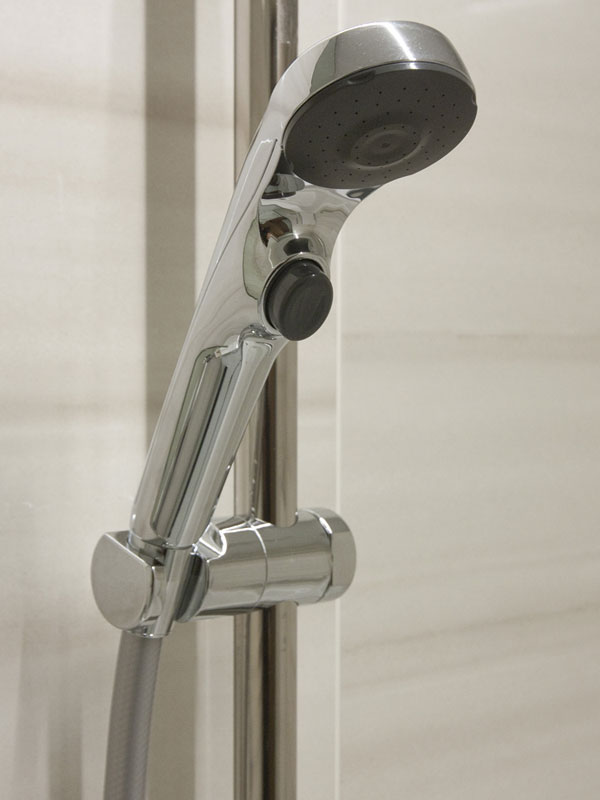 Bathing-wash room.  [Slide bar shower head] Employing the slide bar which can adjust the height of the shower. ON of the shower at hand ・ It is OFF, It is water-saving type to efficiently water discharge (same specifications)