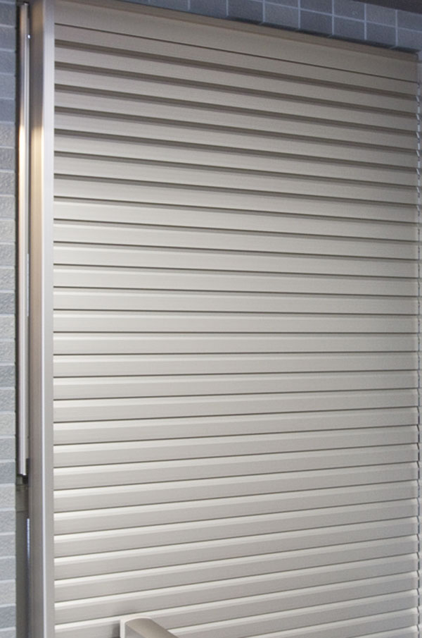 Security.  [Louver surface lattice] And louver surface lattice movable is adopted, Privacy and attention to safety. Also it has excellent ventilation and lighting (same specifications)