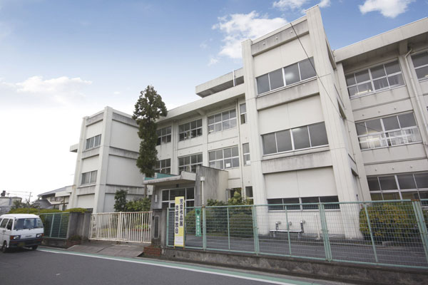 Surrounding environment. Kashiba stand Goido elementary school (a 9-minute walk ・ About 650m) ※ By performing the prescribed application to kashiba Board of Education, Kashiba school to the municipal Mami months Okahigashi elementary school is also possible