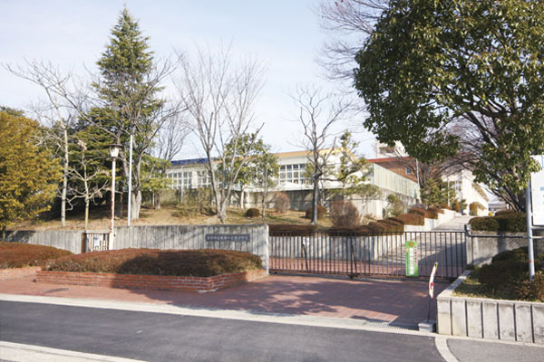 Surrounding environment. Kashiba Municipal Mami months Okahigashi elementary school (walk 16 minutes ・ About 1240m)