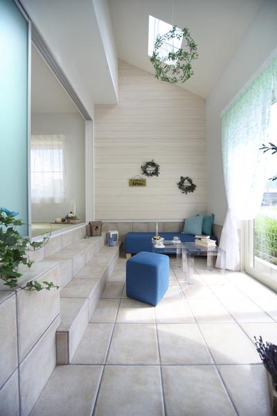 Model house photo. Kakimoto between models living Enjoy gardening, How about enjoying a drink in the evening? Because you can also enter from the lavatory, If you attach the elevating clothesline, It is also very convenient to your laundry. 