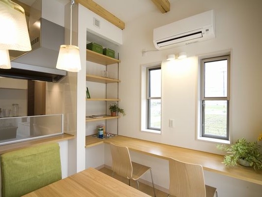 Same specifications photos (Other introspection). Providing a study corner next to the kitchen, Children while asked to tell mom in cooking is your study. Also paintings and accessories making as a space of hobby. Enjoying also display by taking advantage of sense on the shelf of Built-. Same specifications