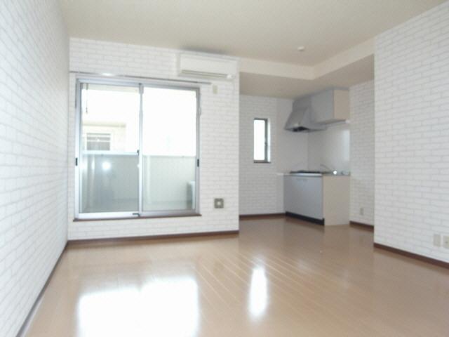 Living and room. Facing south in a bright room! ! Spacious open! !