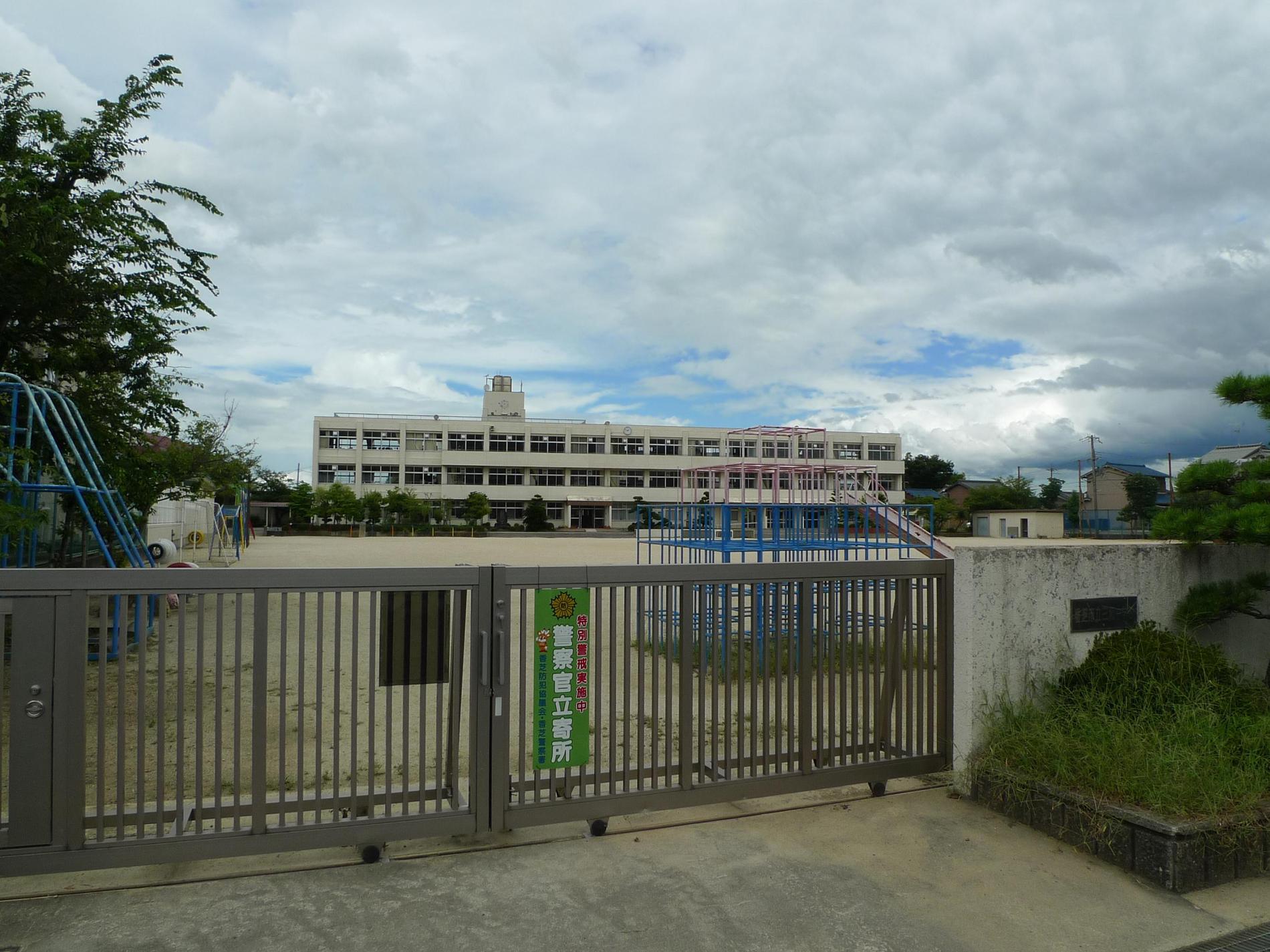 Primary school. Kashiba 1000m walk 13 minutes to stand Sanwa elementary school. Omoikkiri Let's play with your friends in the spacious schoolyard