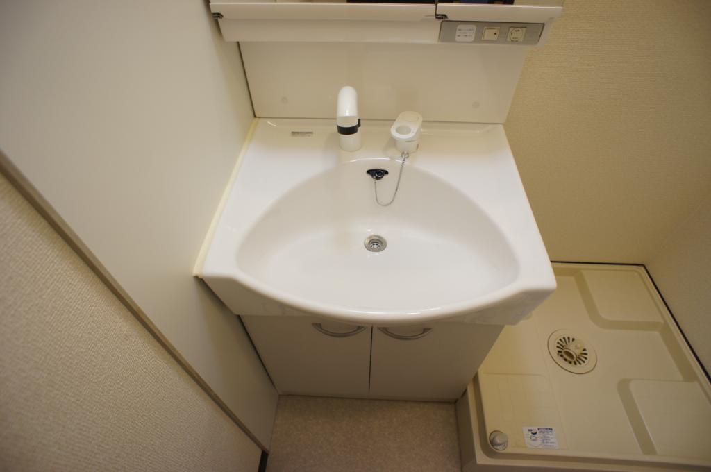 Washroom. Wash basin of wide type ~