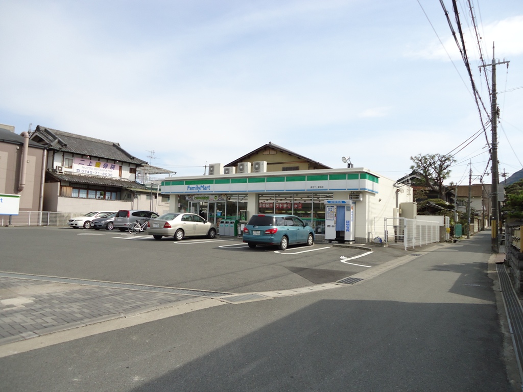 Convenience store. FamilyMart Kashiba Futagami Station store up to (convenience store) 514m