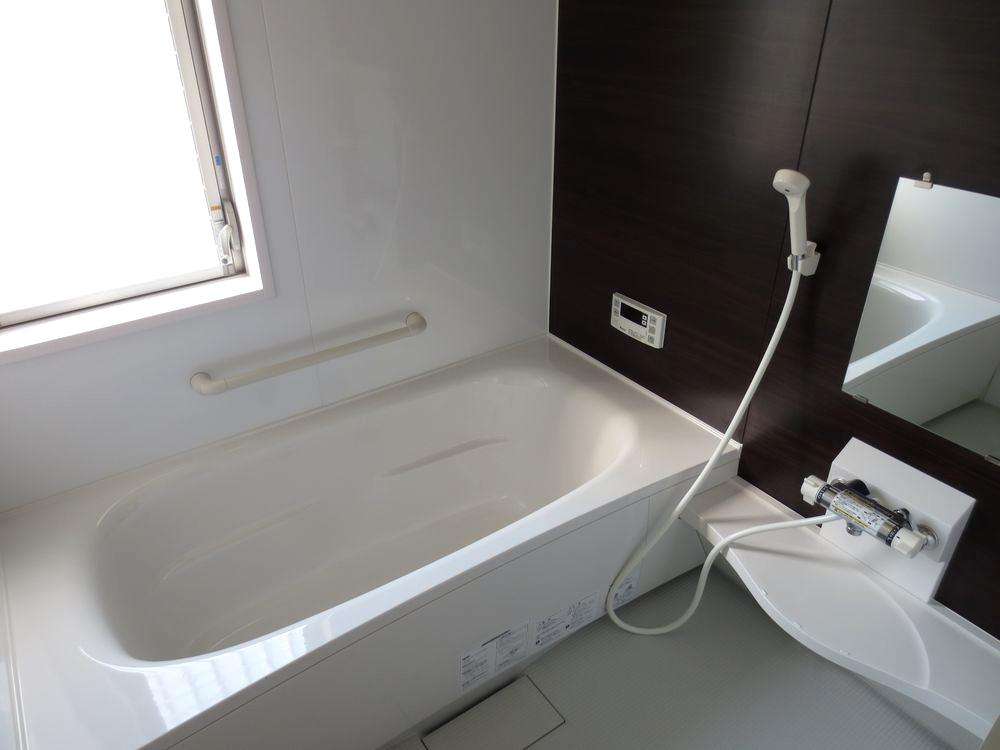 Bathroom. ■ Bathroom 1 pyeong size automatic hot water beam, Add-fired function, Bathroom is equipped with heating dryer ■