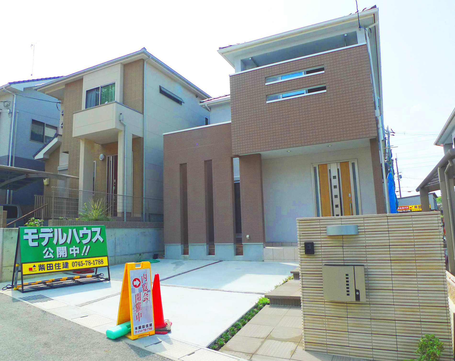 Model house photo. No. 25 land model house that employs a private coat that can be used as Doma. Because it is difficult to structure visible from the outside, Enjoy dining out without having to worry about the surroundings