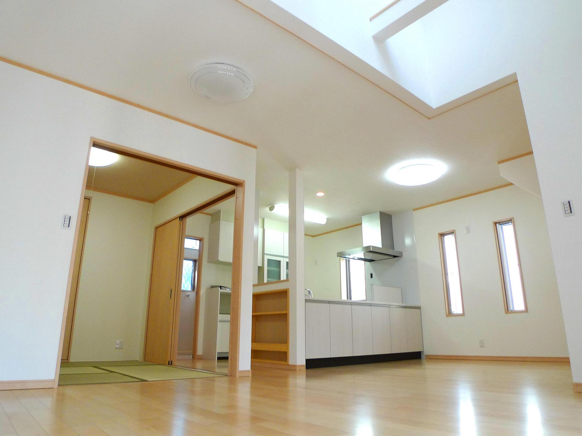 Model house photo. Even in cooking mama, Peace of mind because it can be seen in children. Japanese-style room is likely to be used to take a nap or play space for children. No. 25 land model house