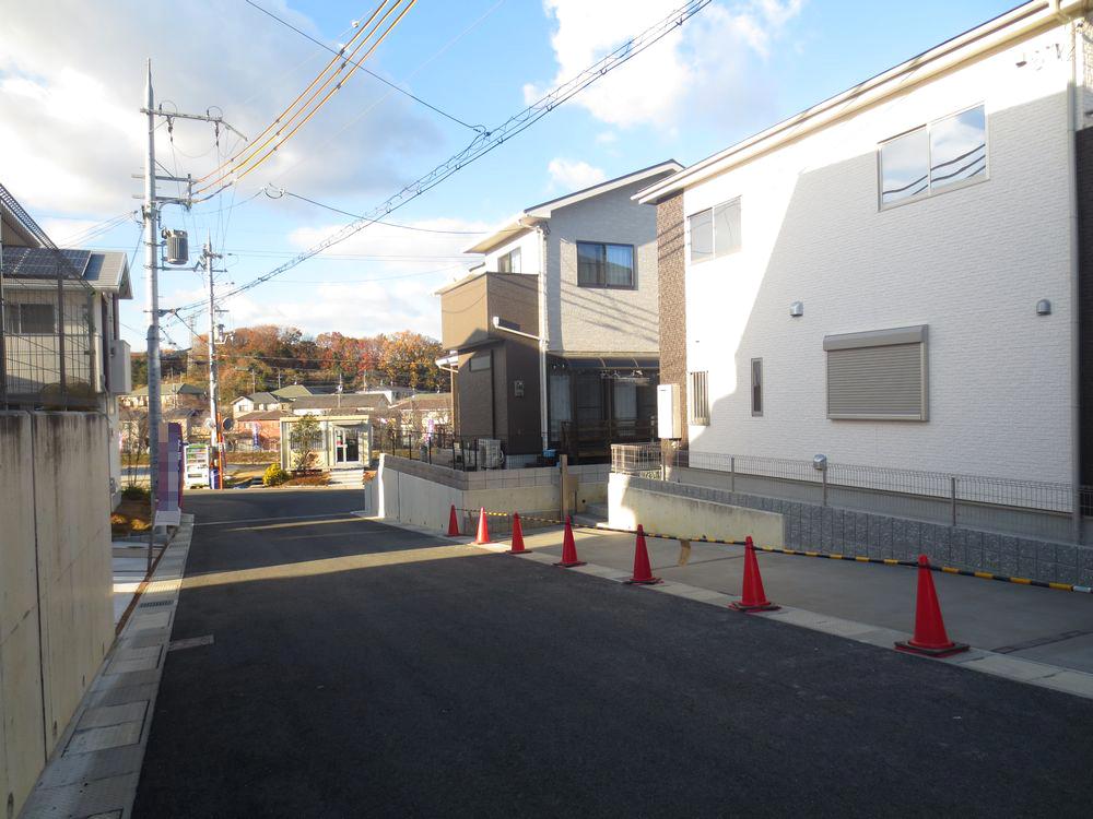 Local photos, including front road.  ■ It is a natural rich residential area ■ 