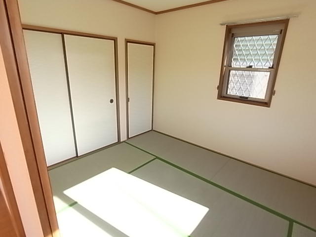 Other room space. Housed plenty of bright Japanese-style room!