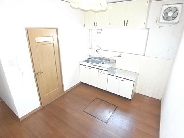 Kitchen. It is the bright dining kitchen (^ _ ^) v