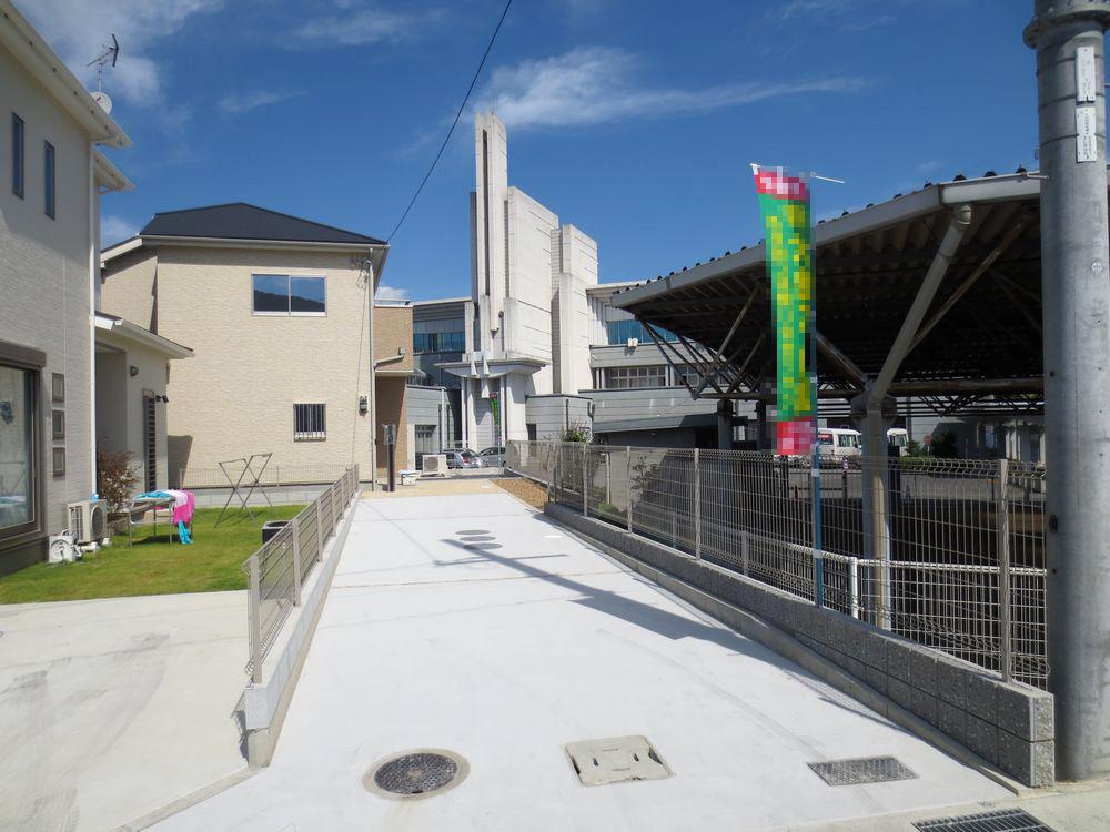 Parking lot. ■ Parallel parking two Allowed ■