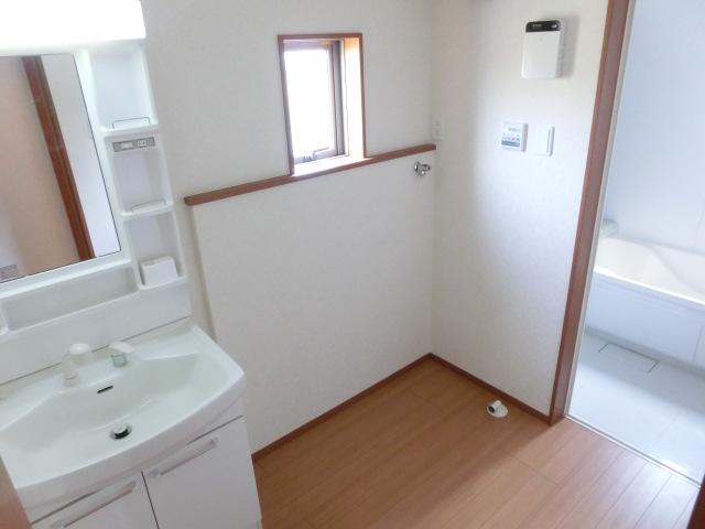 Wash basin, toilet. Smooth dressing in the shower with washroom