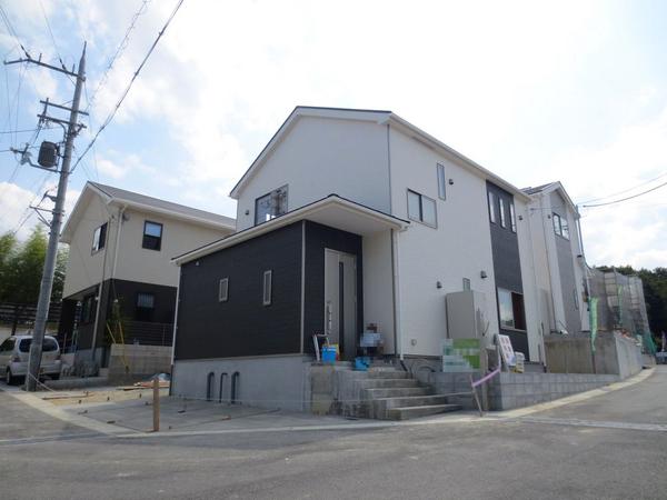 Local appearance photo. The building is completed already! Please feel free to contact us the direction of preview your choice (Building 3 appearance) ■ All-electric! House with solar power system! Is outside structure construction costs included!  ■ 