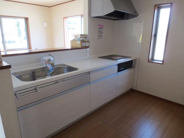 Kitchen.  ■ This is a system kitchen with a water purifier (Building 3 kitchen) ■ 