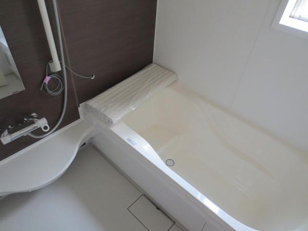 Bathroom.  ■ Bathroom ventilation heating dryer, All automatic hot water clad function unit bus (Building 3 bathroom) ■ 