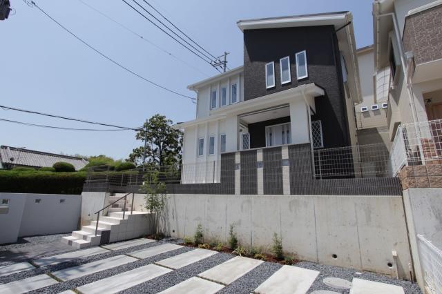 Building plan example (exterior photos).  ■ C No. land Model house ■  Selling price 36,900,000 yen  Building area 112.61 sq m  Site area 184.21 sq m